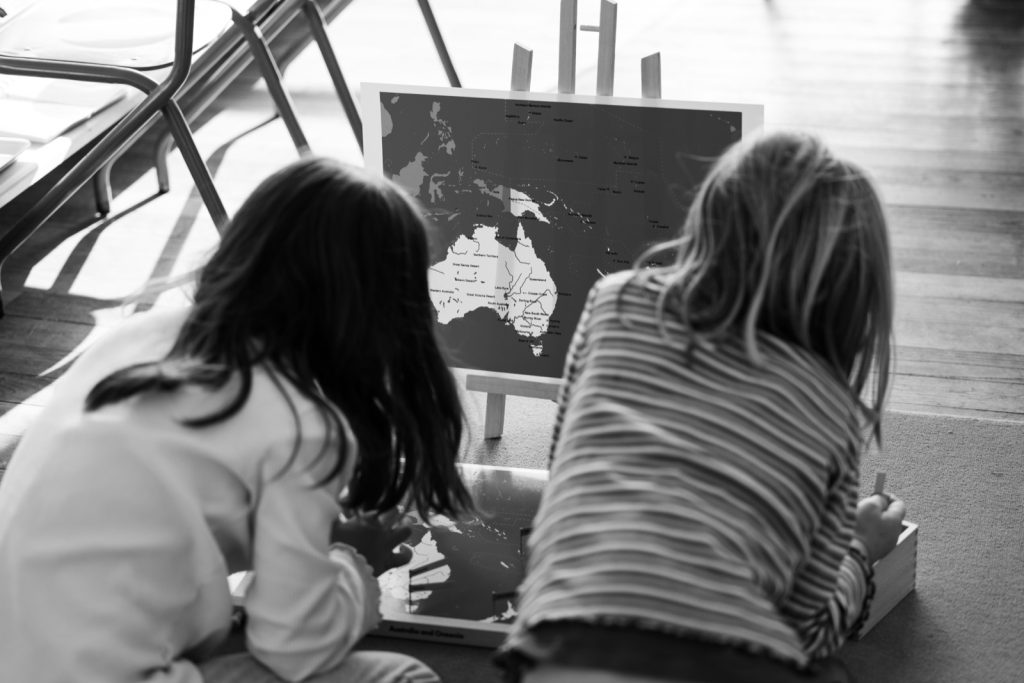 Atelier de matériel Montessori en classe
