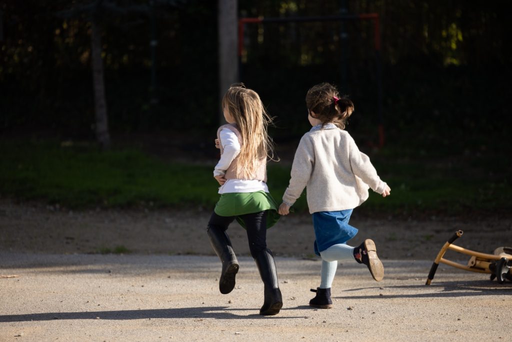 Enfants dans la cour de l'école