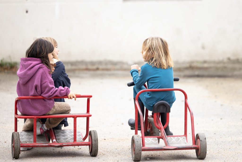 Enfants à vélo dans la cour de l'école